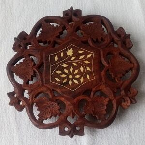 VINTAGE TRIVET MID-CENTURY WOOD Tri-Footed Six-Sided Hand Carved Leaves + Inlay